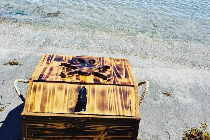 Participez à des jeux et détendez-vous sur terre et mer.
